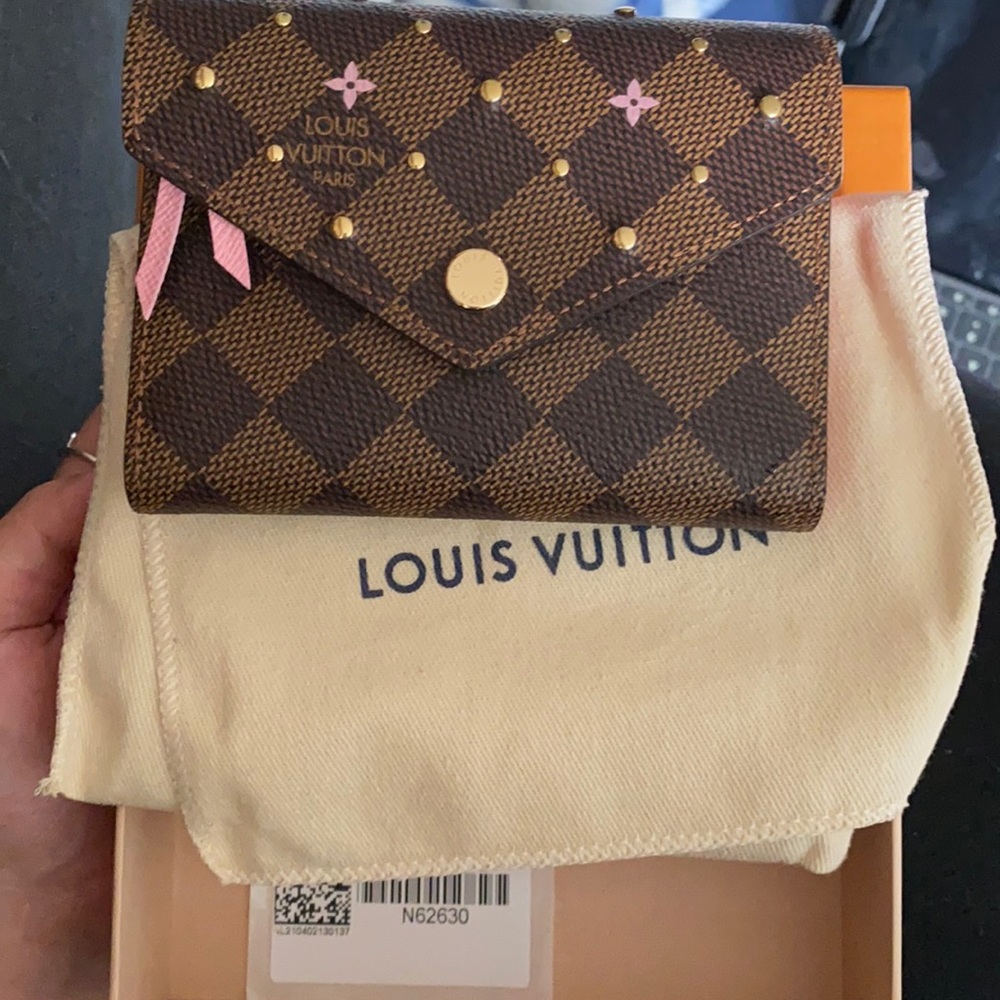 Authentic LE victorine wallet studded 2021